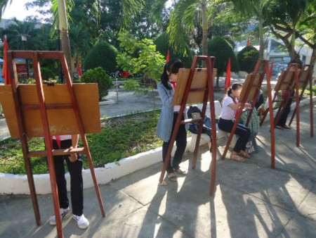 Các em lớp 7 thi vẽ