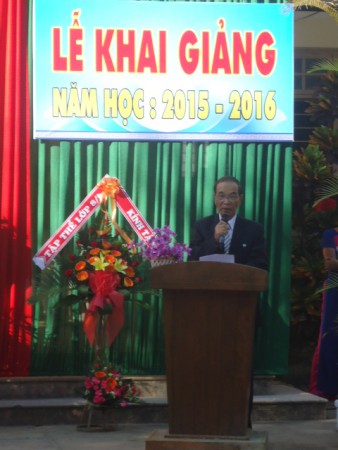 Thầy hiệu trưởng đọc diễn văn khai giảng