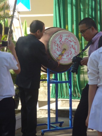Thầy hiệu trưởng đánh trống khai giảng năm học